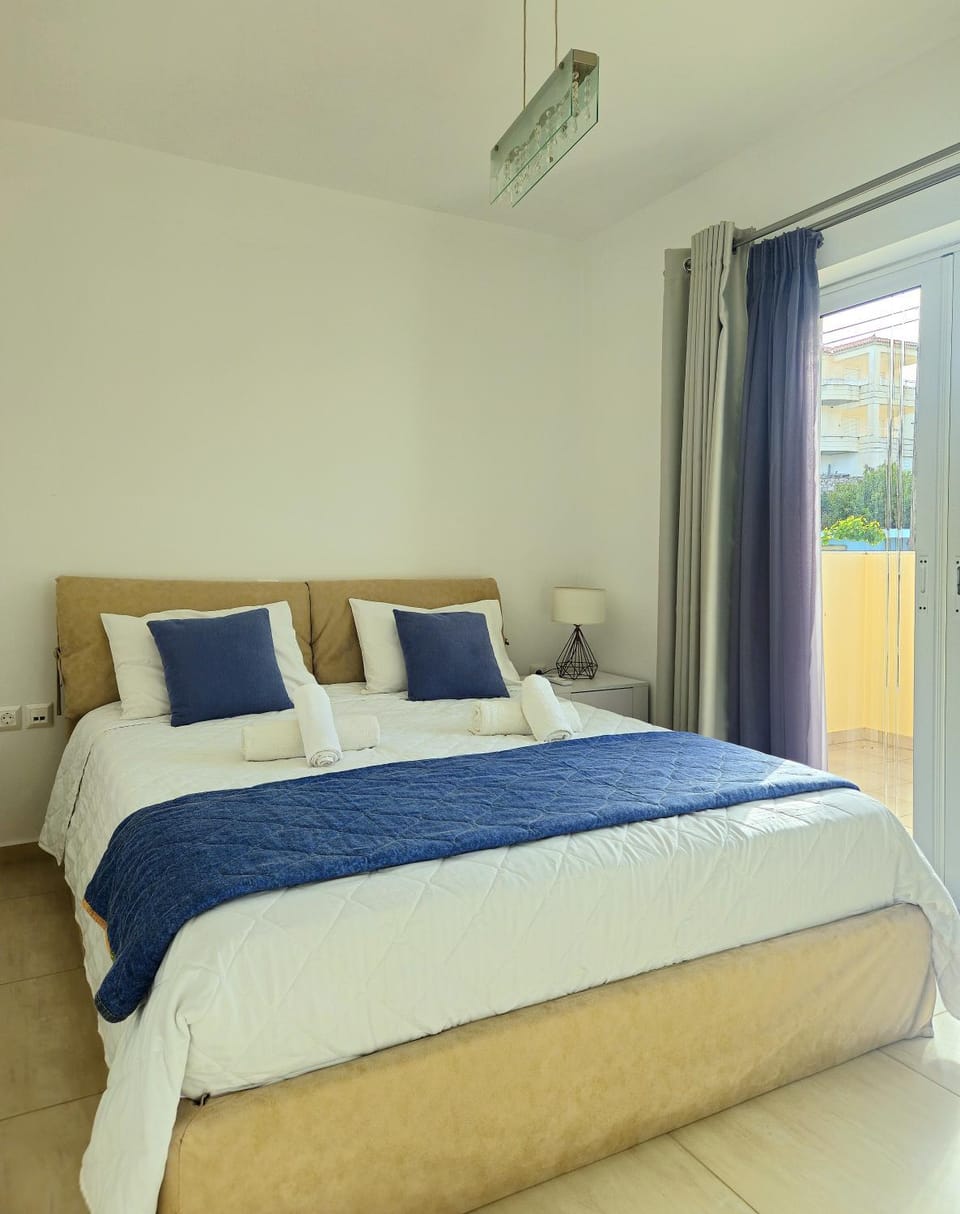 Bed, View (from property/room), Balcony/Terrace, Photo of the whole room, Bedroom, City view, Street view, towels