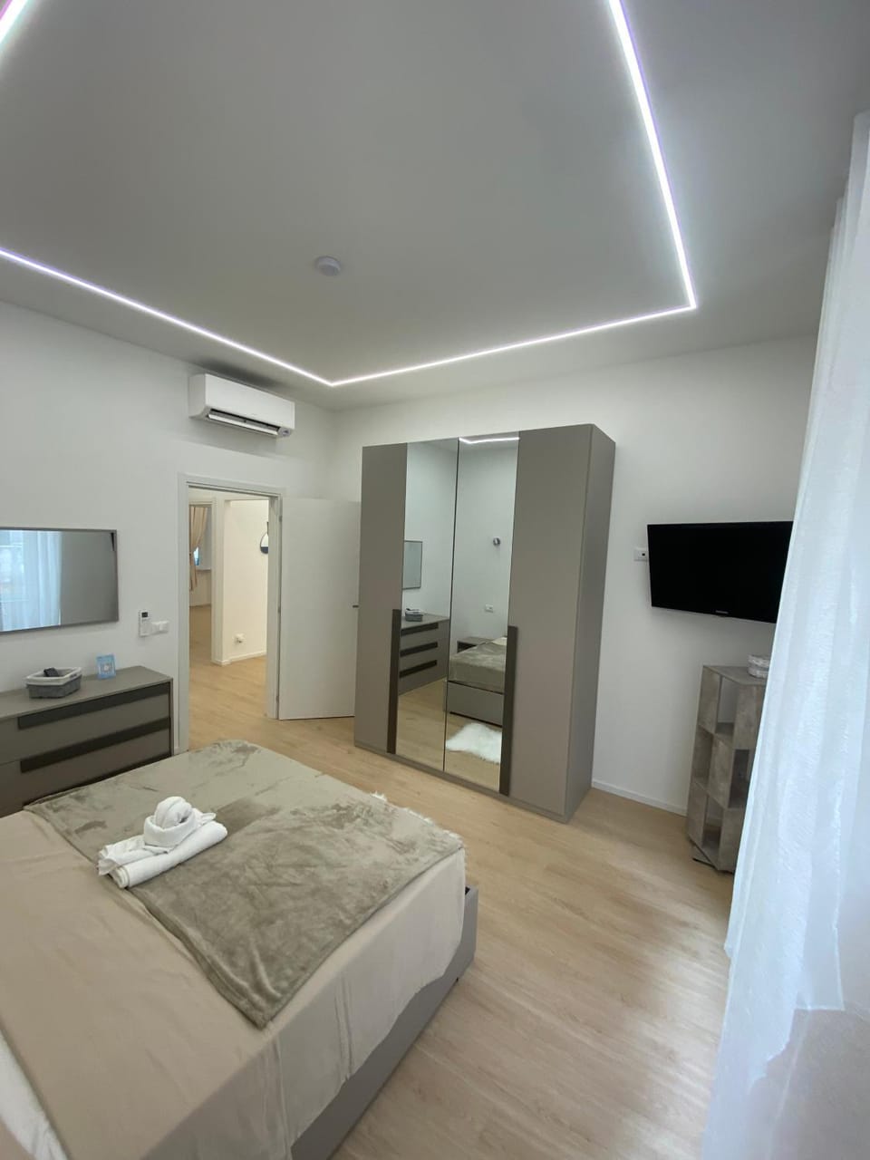 Bed, TV and multimedia, Living room, Photo of the whole room, Bedroom, flat iron, safe, safe, towels, wardrobe, air conditioner