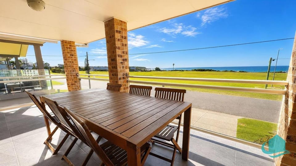 View (from property/room), Balcony/Terrace, Dining area, Sea view