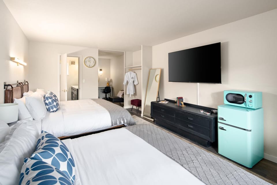 Photo of the whole room, Bedroom