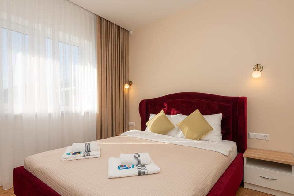 Bed, TV and multimedia, Bedroom, towels