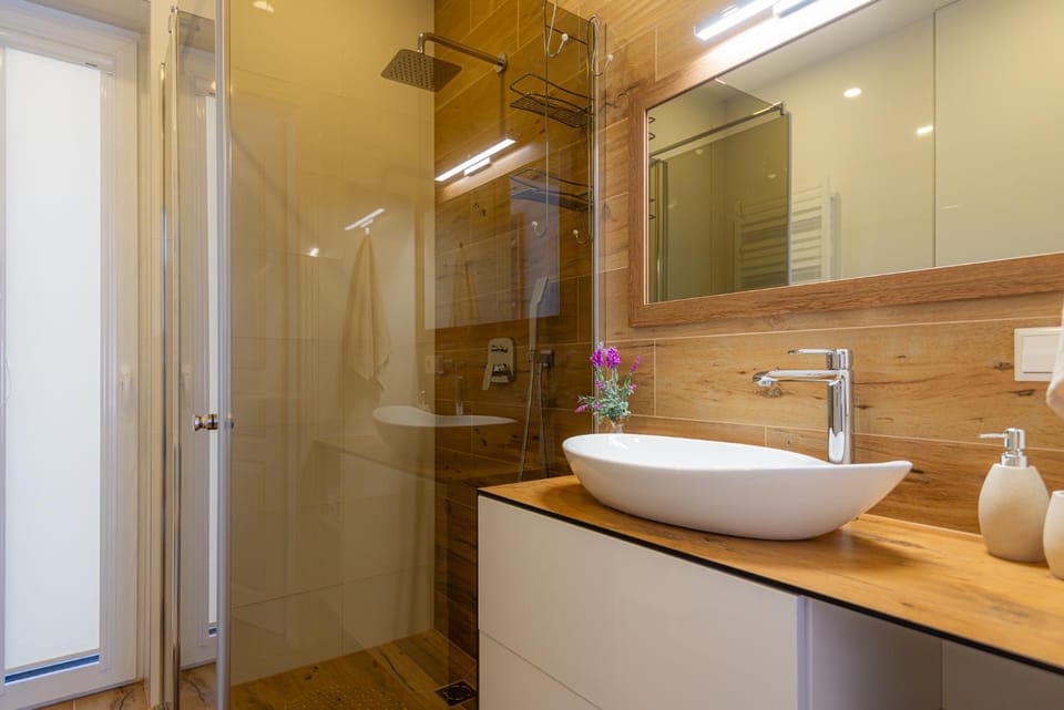 Shower, Toilet, Bathroom, towels