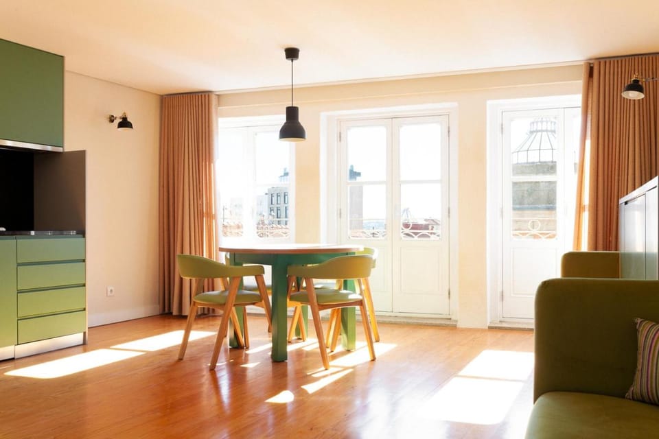 TV and multimedia, Living room, Seating area, Dining area