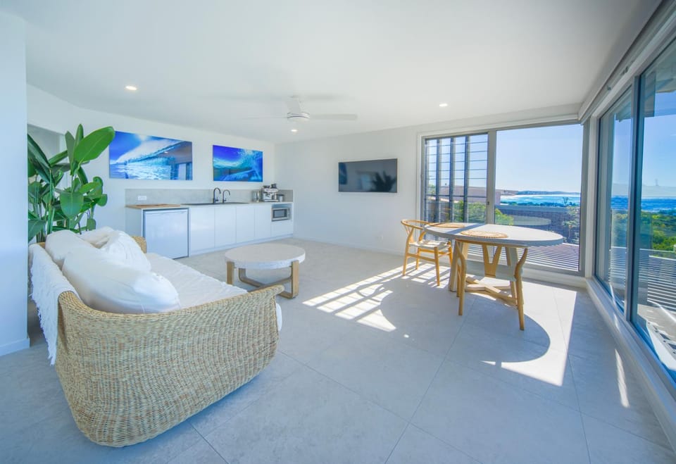 TV and multimedia, Coffee/tea facilities, View (from property/room), Kitchen or kitchenette, Living room, Seating area, Dining area, Sea view, microwave