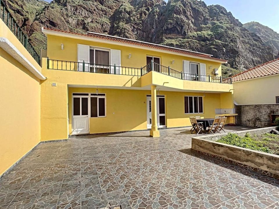 Property building, Patio, Natural landscape, Mountain view, Parking