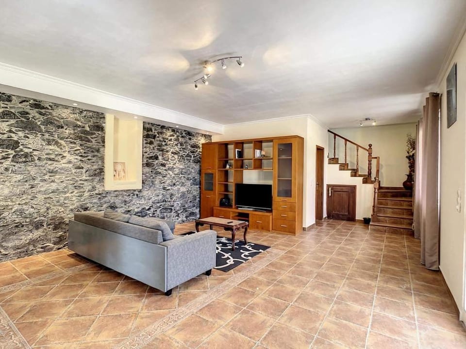 TV and multimedia, Living room, Seating area, internet