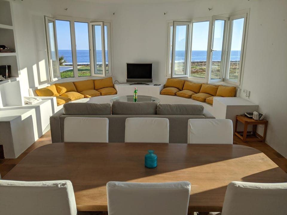 Casa con piscina, vistas y acceso privado al mar. Vistes Voramar. House in Torre del Ram