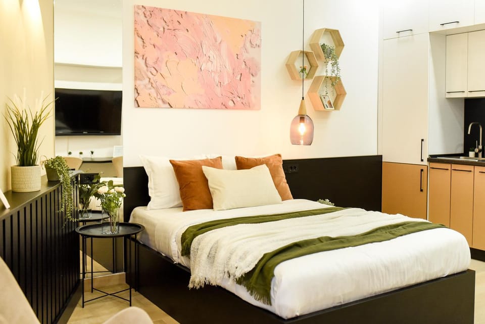 Bed, TV and multimedia, Kitchen or kitchenette, Decorative detail, Bedroom