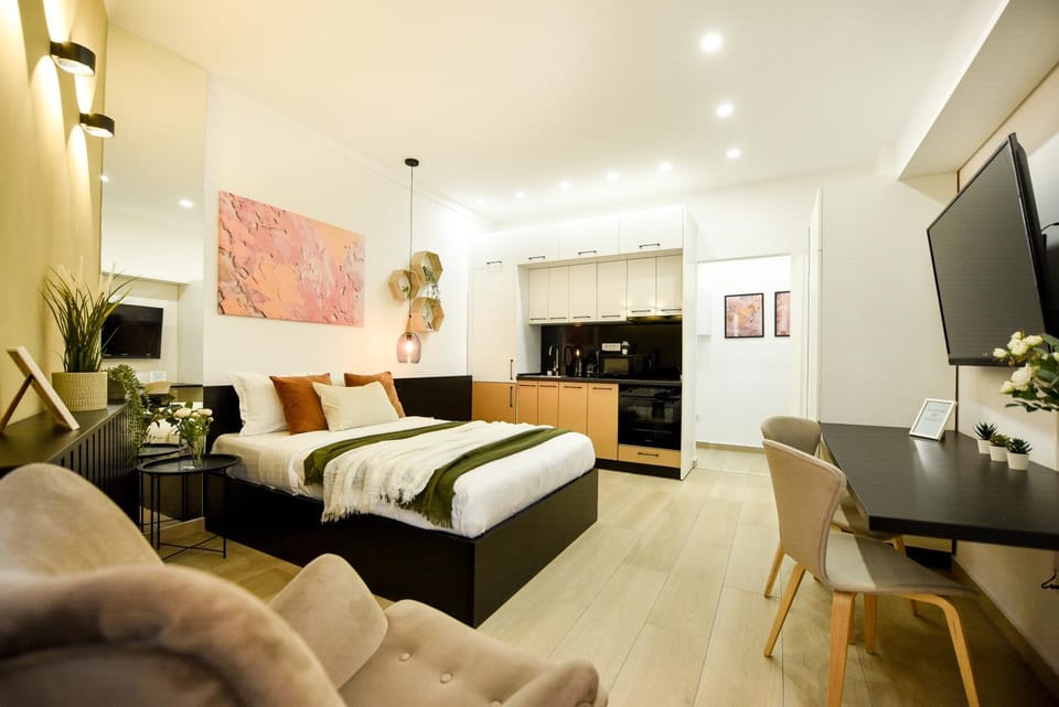 Bed, TV and multimedia, Kitchen or kitchenette, Photo of the whole room, Seating area