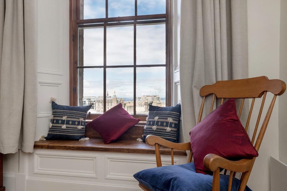 Stunning Panoramic Views: Heart of the Royal Mile Apartment in Edinburgh