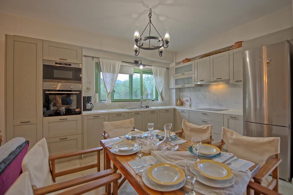 Dining area, kitchen