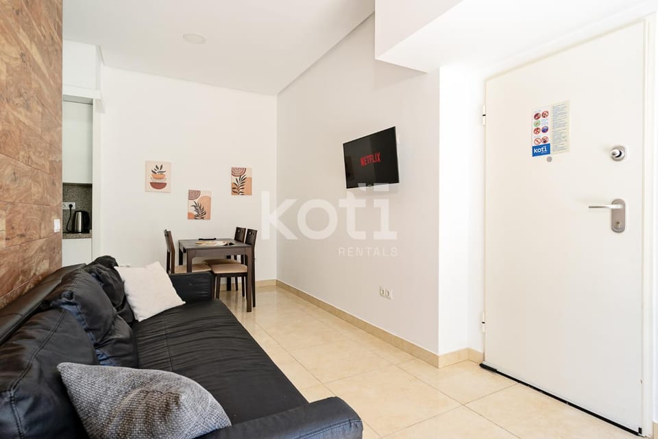 Communal lounge/ TV room, TV and multimedia, Living room, Seating area, Dining area