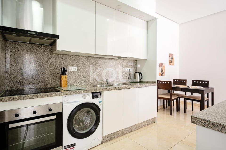 Coffee/tea facilities, Kitchen or kitchenette, Dining area, stove, washing machine