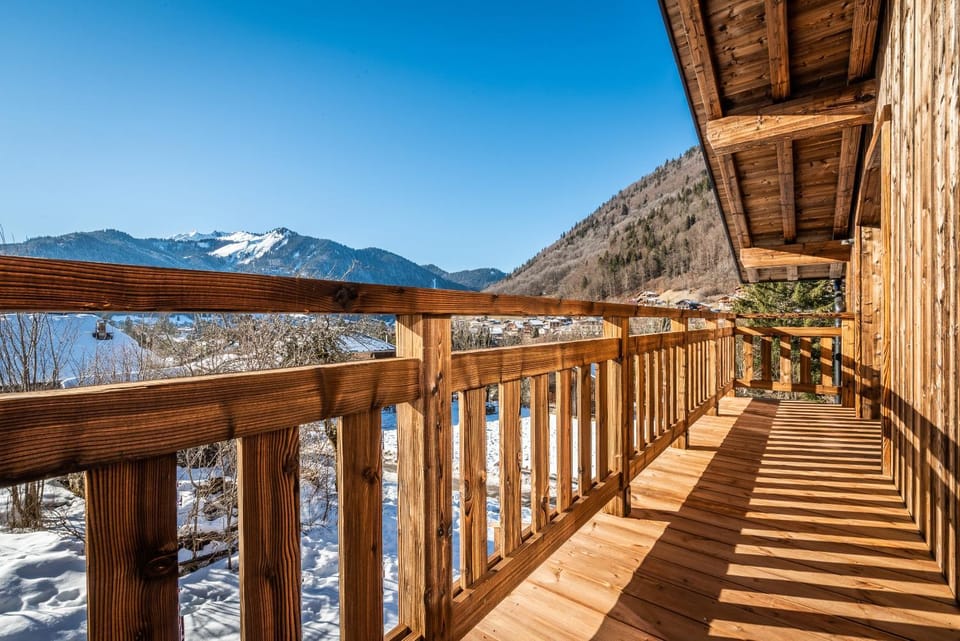 Facade/entrance, Balcony/Terrace, Mountain view