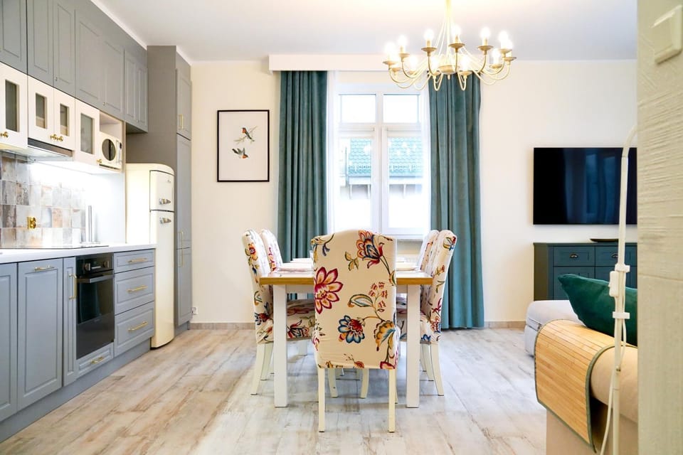 TV and multimedia, Kitchen or kitchenette, Living room, Seating area, Dining area