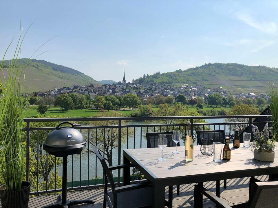 Balcony/Terrace, Mountain view, River view