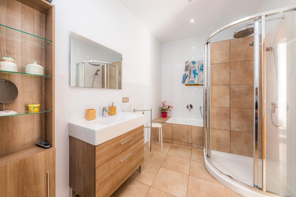 Bathroom, Living room