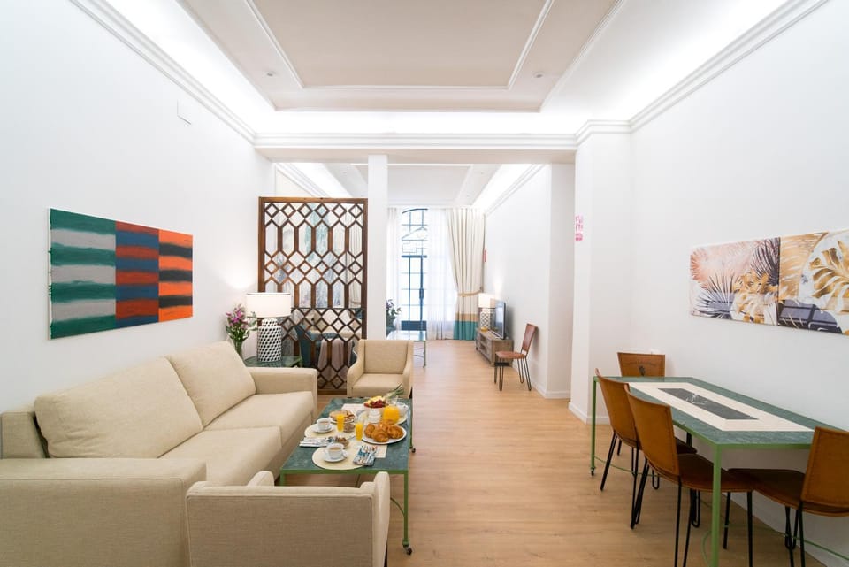 Lounge or bar, Seating area, Dining area