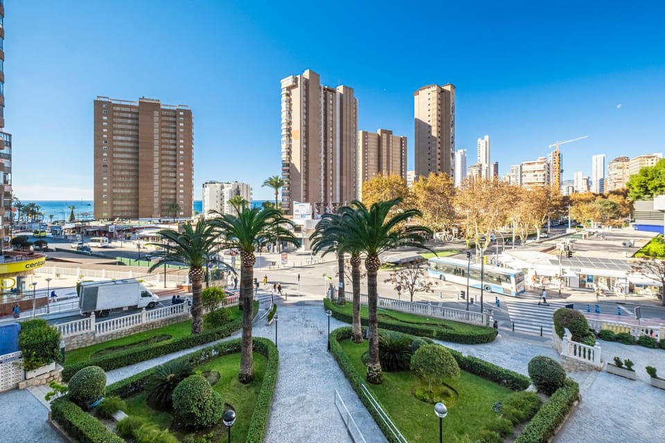 Nearby landmark, Day, Neighbourhood, Natural landscape, City view, Sea view, Street view, Location