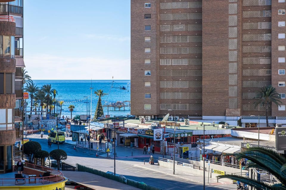 Nearby landmark, Off site, Day, Neighbourhood, Natural landscape, Beach, City view, Sea view, Street view, Location