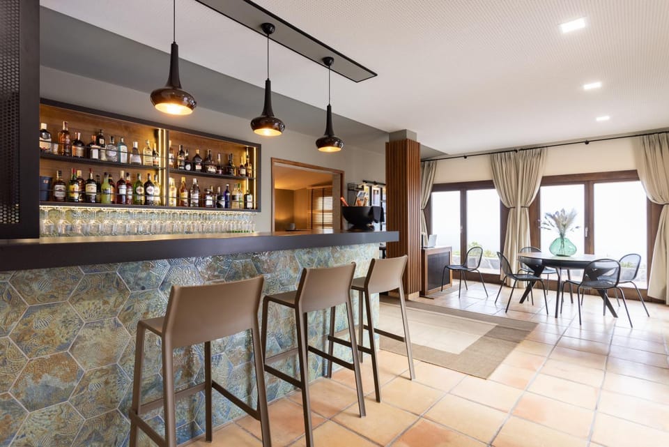 Restaurant/places to eat, Lounge or bar