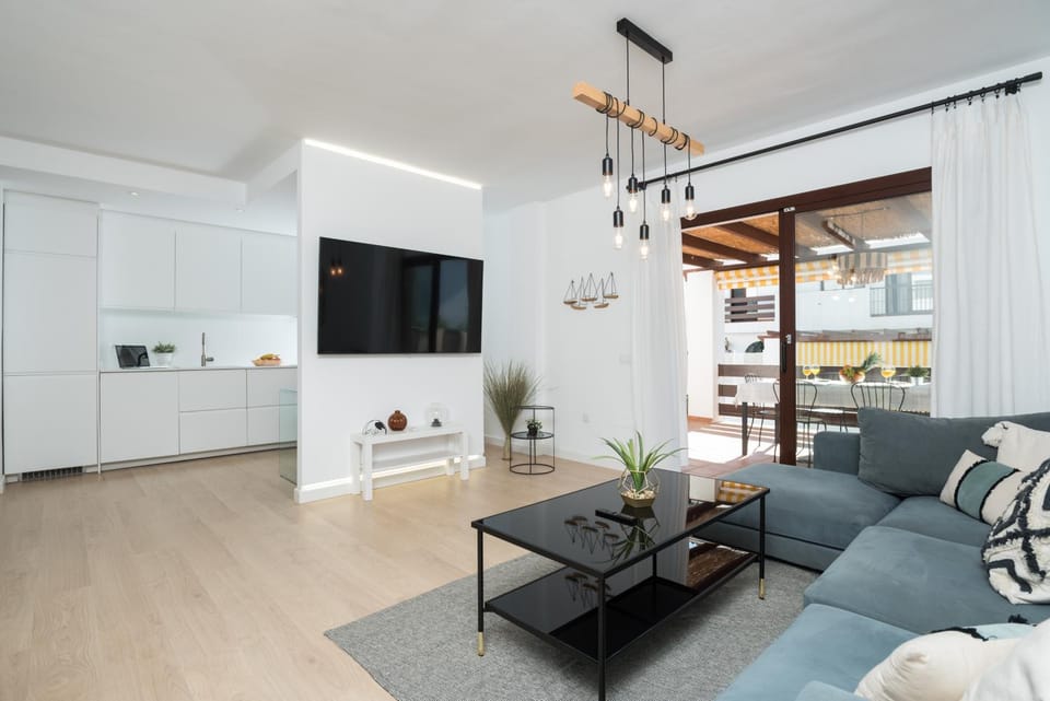 TV and multimedia, Kitchen or kitchenette, Living room, Seating area, air conditioner