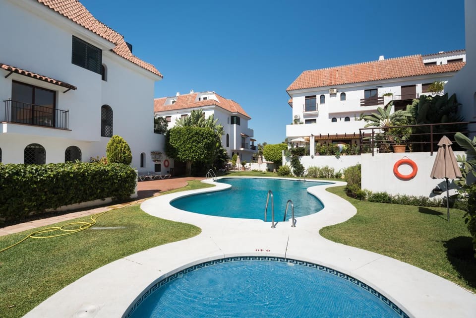 Property building, Garden, Swimming pool