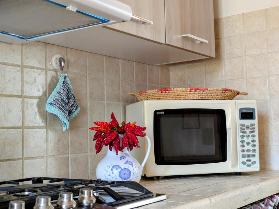 Kitchen or kitchenette, microwave, kitchen