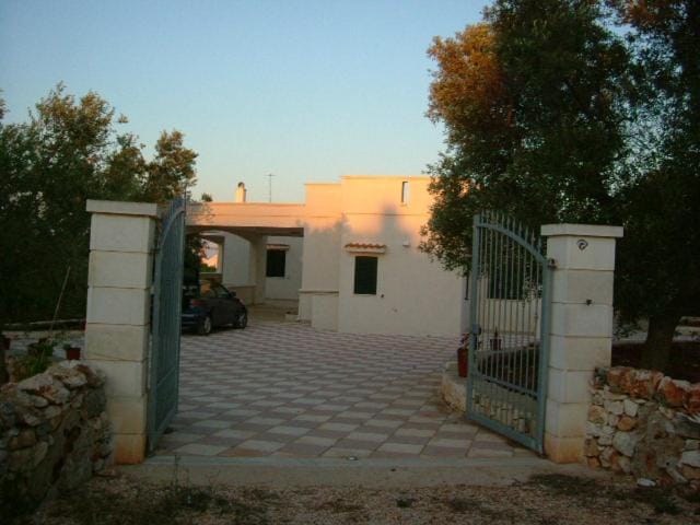 Property building, Garden, Parking