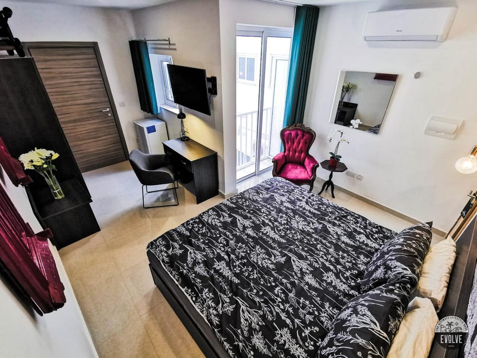 Bed, TV and multimedia, Photo of the whole room, Seating area, Bedroom
