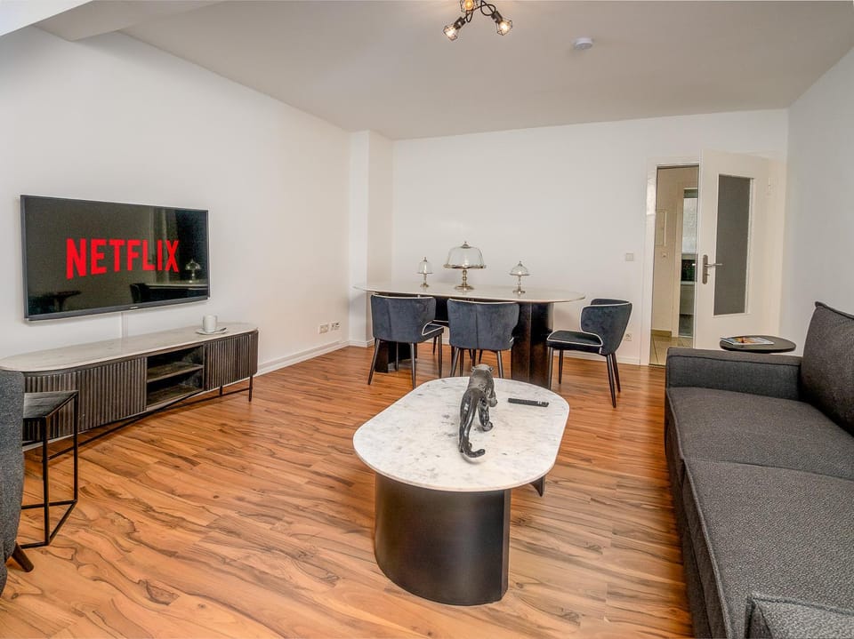 TV and multimedia, Living room, Seating area, Dining area