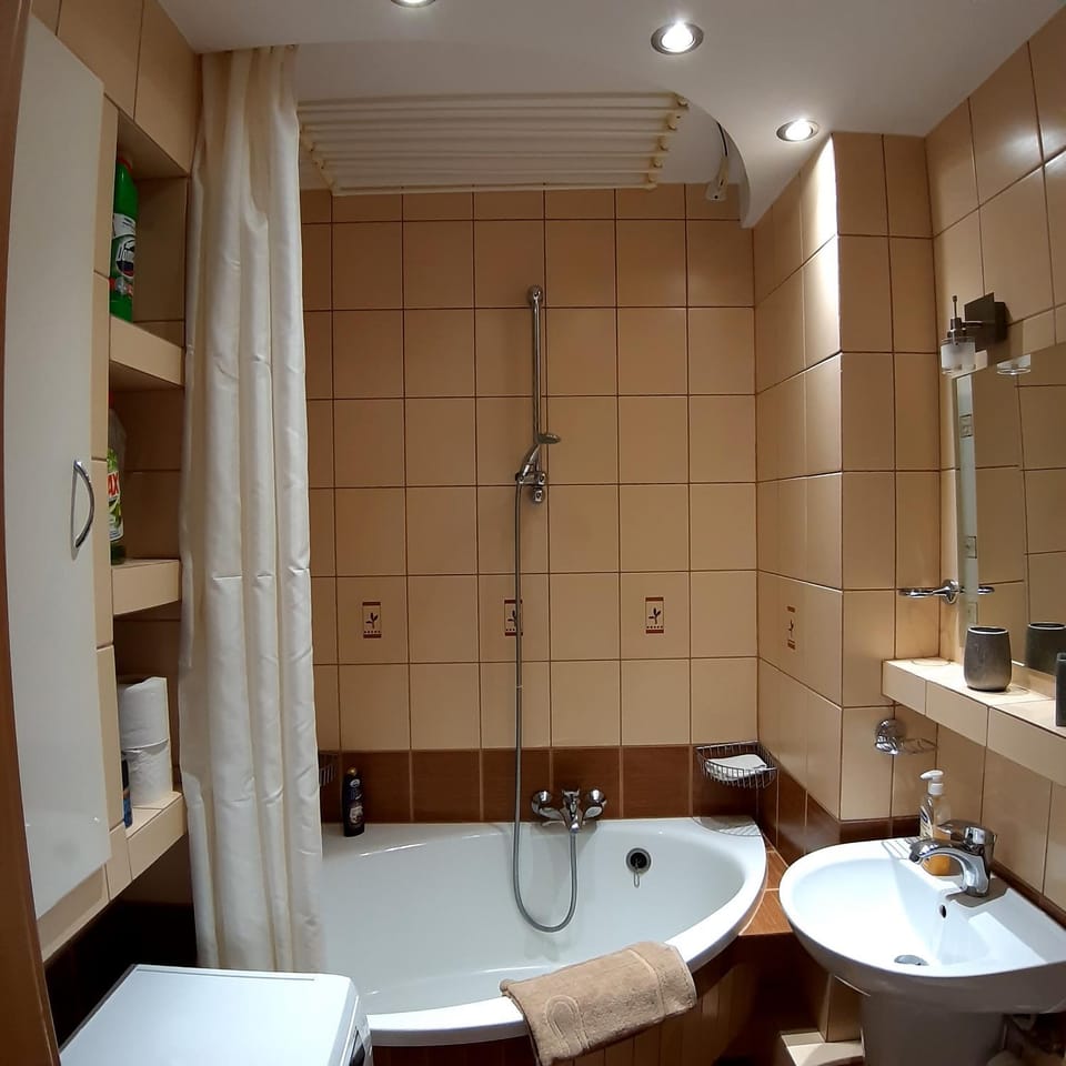 Toilet, Bathroom, Bath, towels, washing machine