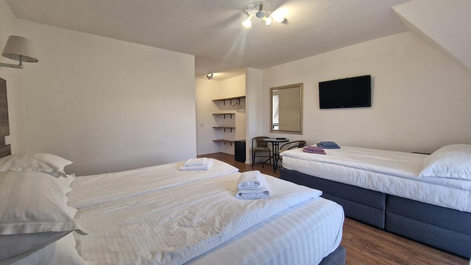 Bed, TV and multimedia, Photo of the whole room, Bedroom, towels