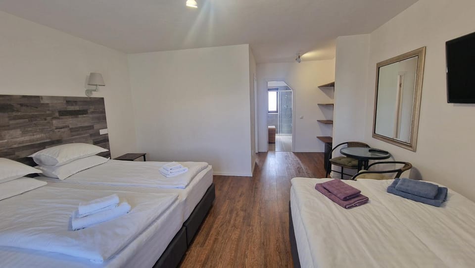 Bed, TV and multimedia, Photo of the whole room, Bedroom, towels