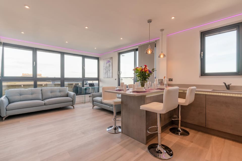 Central Penthouse with Hot Tub & Views 22 Apartment in Cheltenham