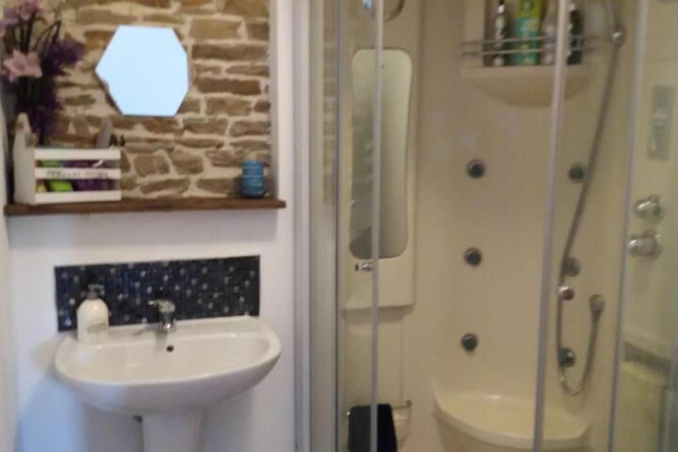 Mortain-Bocage - 2-Bed Wisteria Cottage Sleeps 4 House in Normandy