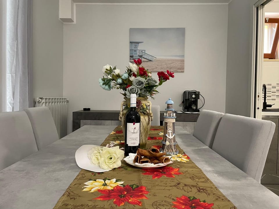 Living room, Dining area, Food, Drinks