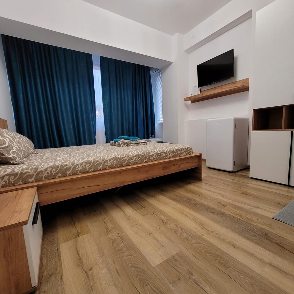 Bed, TV and multimedia, Photo of the whole room, Bedroom