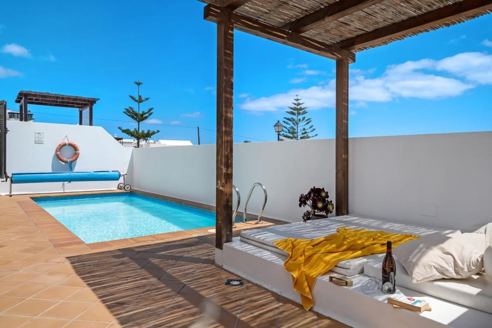 Property building, Balcony/Terrace, Swimming pool