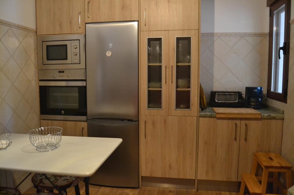 Coffee/tea facilities, Kitchen or kitchenette, microwave, oven, stove, toaster