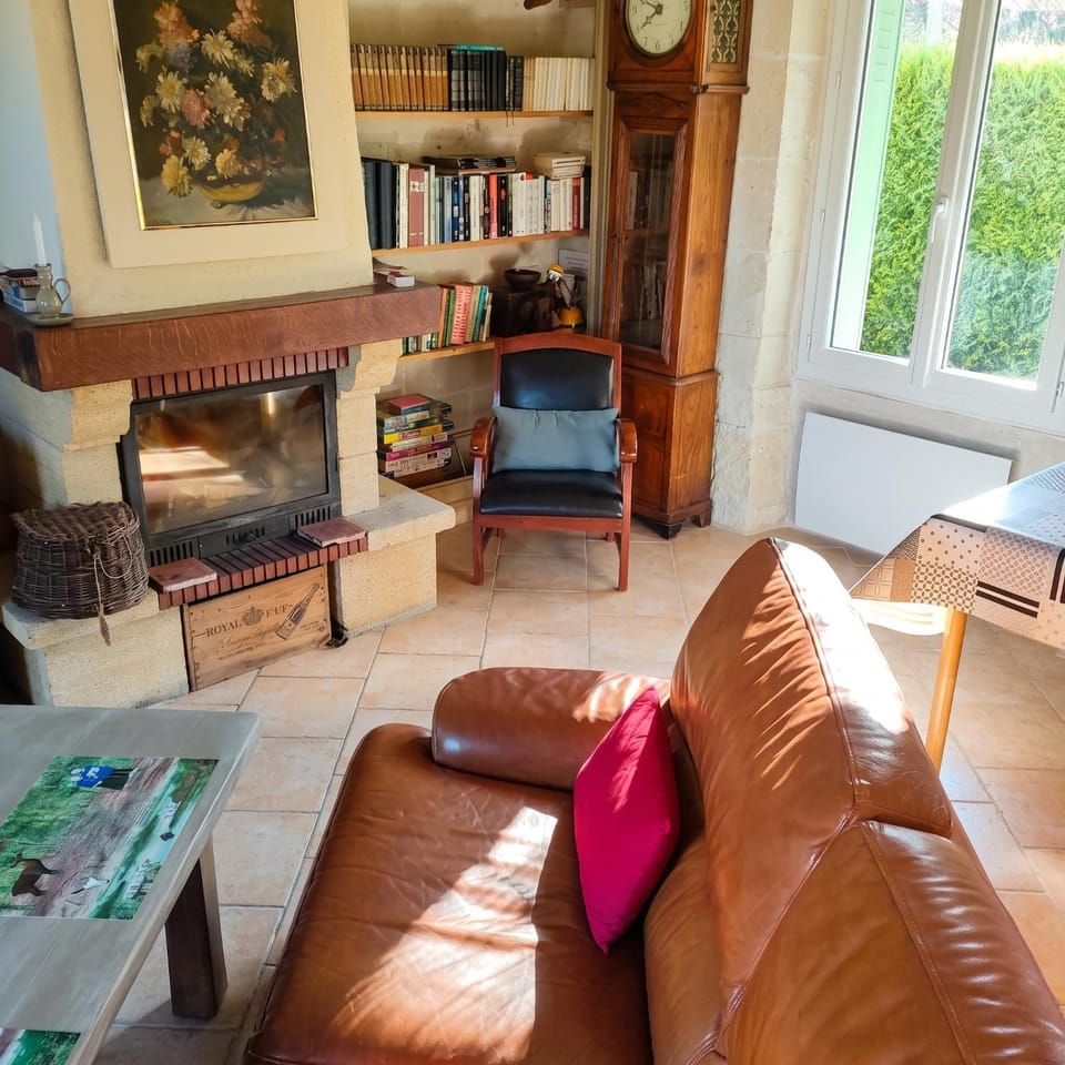 Maison charmante avec grand jardin à Noyers-sur-Cher, PMR House in Centre-Val de Loire