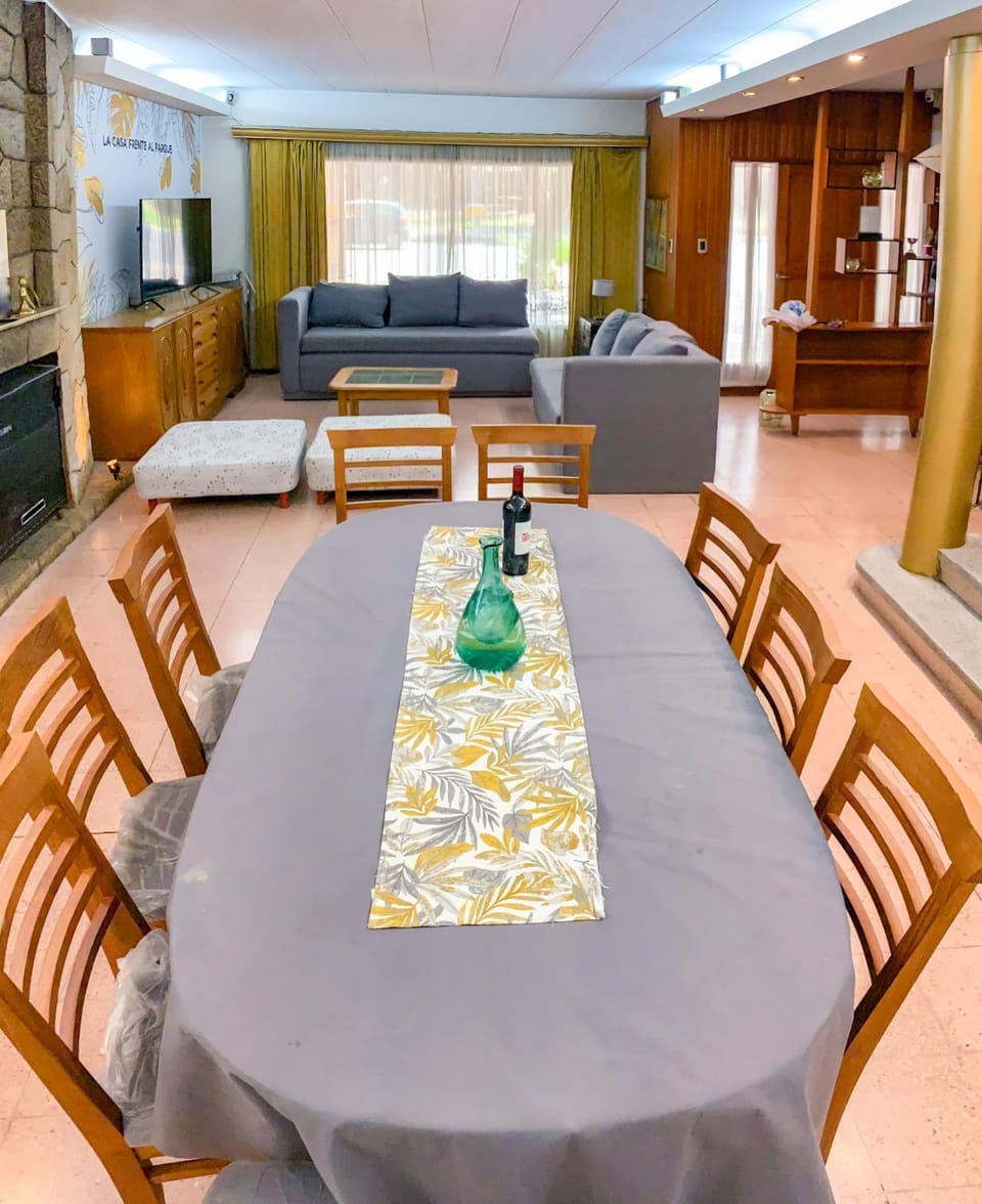TV and multimedia, Kitchen or kitchenette, Living room, Seating area, Dining area