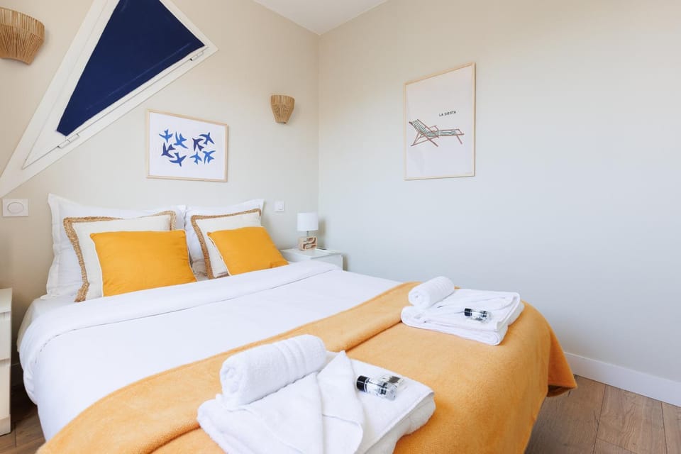 VAUBAN Superbe T2 avec Vue Port Antibes Résidence Haut de Gamme Clim Parking Privé Wi-Fi Apartment in Antibes