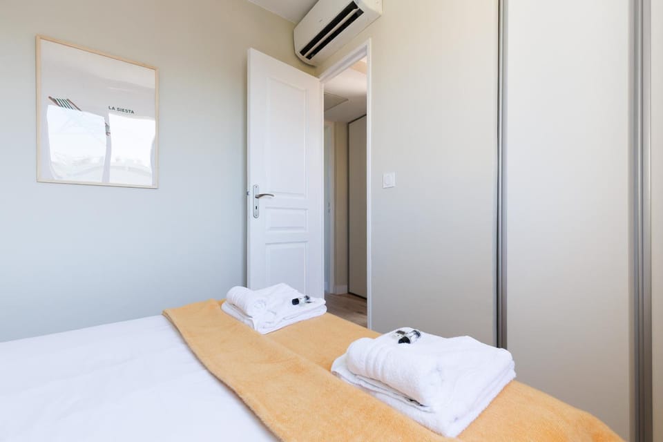 VAUBAN Superbe T2 avec Vue Port Antibes Résidence Haut de Gamme Clim Parking Privé Wi-Fi Apartment in Antibes