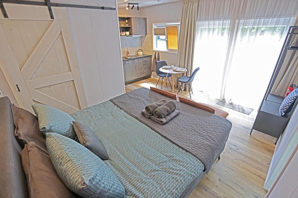 Bed, Kitchen or kitchenette, Photo of the whole room, Bedroom, towels