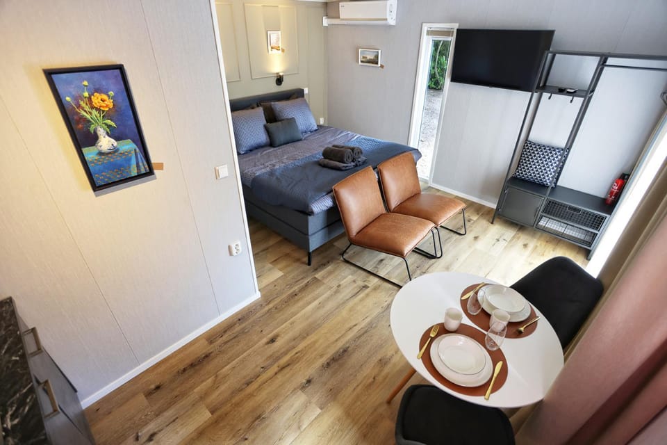 Bed, TV and multimedia, Living room, Photo of the whole room, Seating area, Bedroom