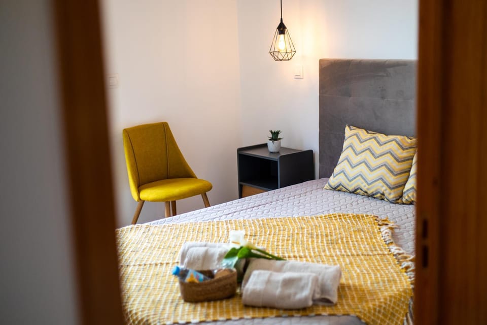 Bed, Photo of the whole room, Bedroom, towels