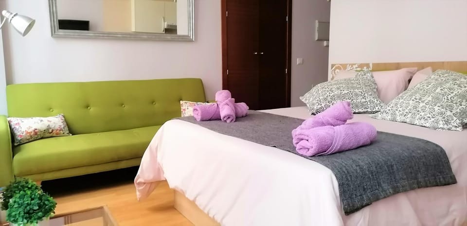 Bed, Photo of the whole room, internet, locker, air conditioner