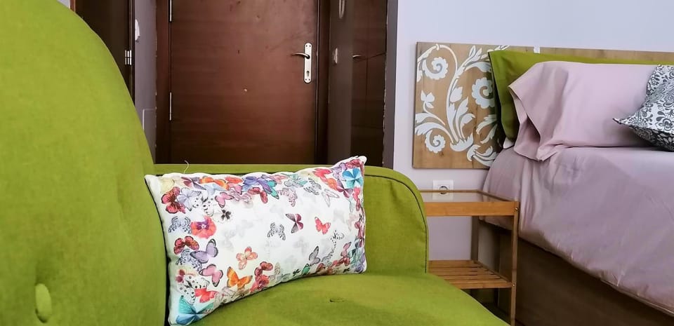 Bed, Living room, internet, locker, air conditioner