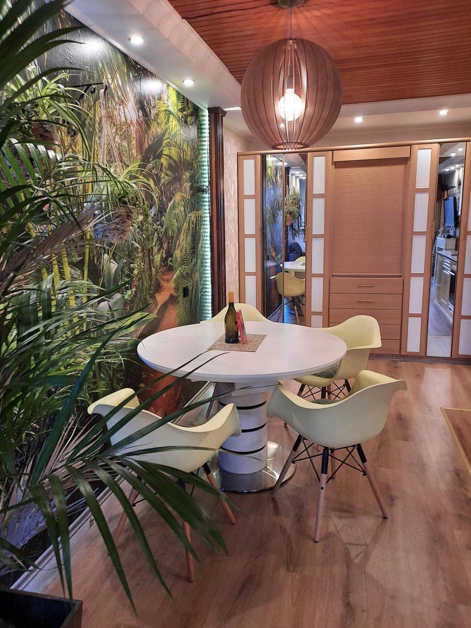 Living room, Seating area, Dining area